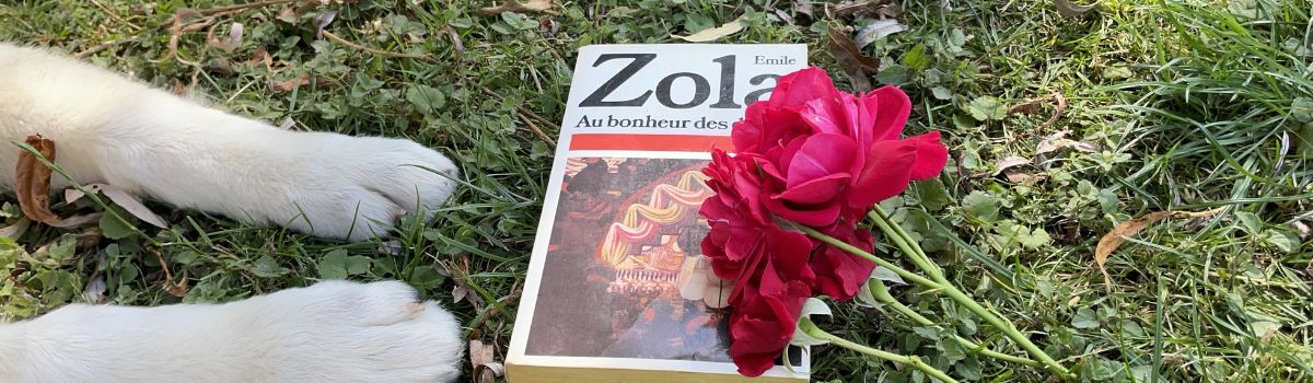 Livre d'Emile Zola Au bonheur des dames. On voit les pattes d'un chien à côté